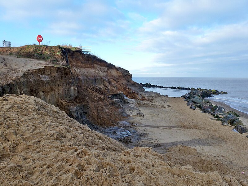 File:Eroded cliff, Happisburgh, 2013 - geograph.org.uk - 5884796.jpg