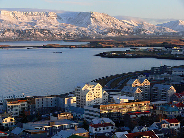 Reykjavik. Гора Эсья Исландия. Рейкьявик столица Исландии. Рейкьявик Исландия горы. Исландия Рик Явик.