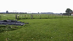 De omtrek van de vroegere kloosterkerk gemarkeerd met een lint.