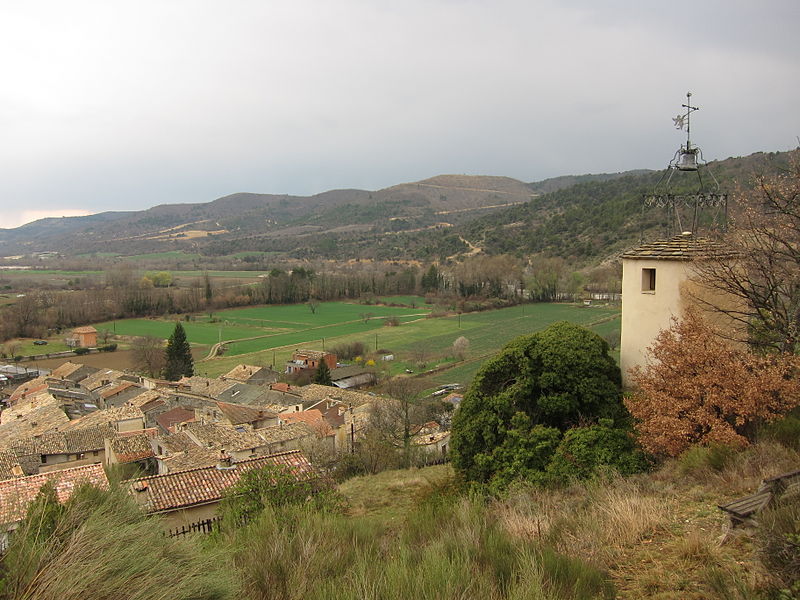 File:Estoublon Horloge vue du village.JPG