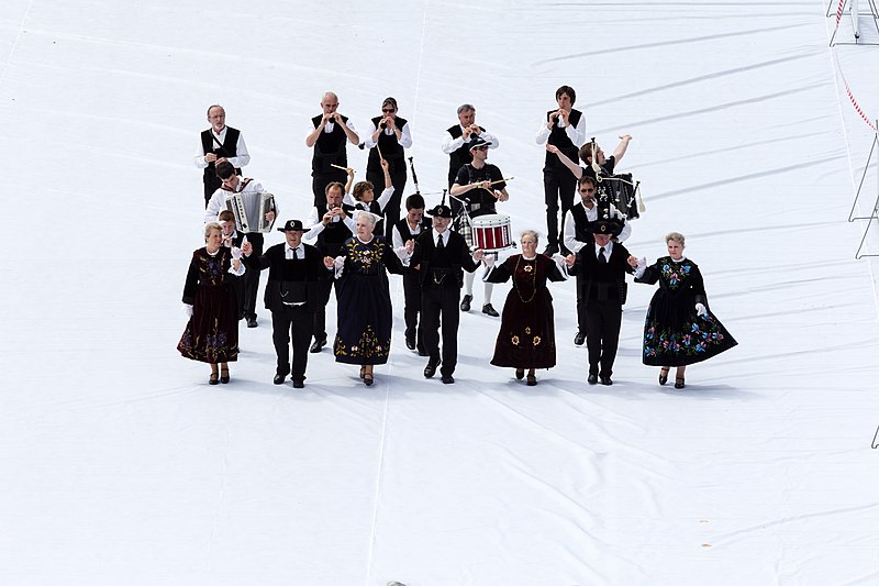 File:FIL 2012 - Arrivée de la grande parade des nations celtes - Cercle Brizeux-4.jpg