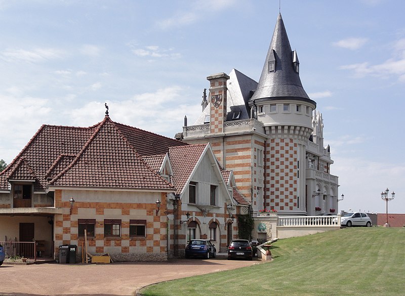 File:Famars (Nord,Fr) château.JPG