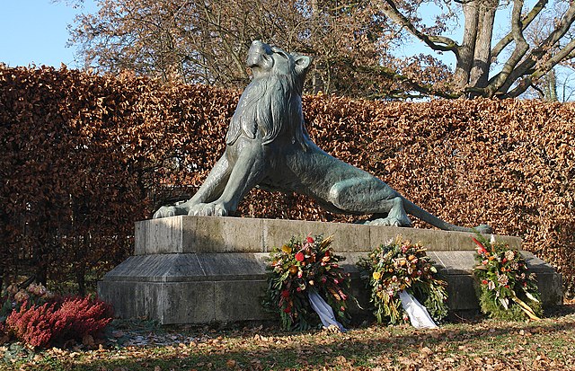 1955 eingeweihtes Kriegerdenkmal des Münchner Bildhauer Karl Romeis (1895-1960)