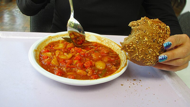 File:Finger und Nägel einer Studentin in der Mensa - Gemüsesuppe mit Kartoffeln und Fleisch - Bild 003.jpg