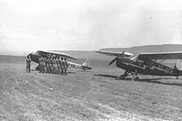 RWD-8 (奥側)、RWD-13 (手前側) の前で整列するハガナーのパイロット訓練生。1938年6月、ヨルダン渓谷のアヴィロン飛行訓練学校。