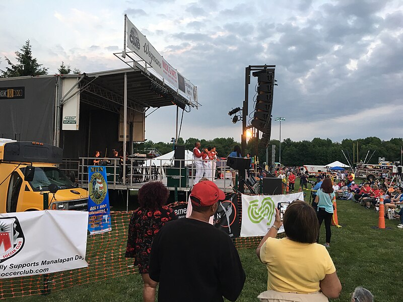 File:Florence LaRue and the 5th Dimension performing outdoors 2018.JPG