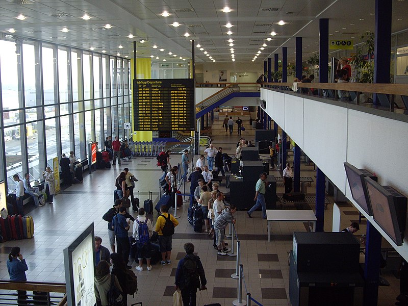 File:Flughafen Berlin-Schoenefeld Große Wartehalle.JPG