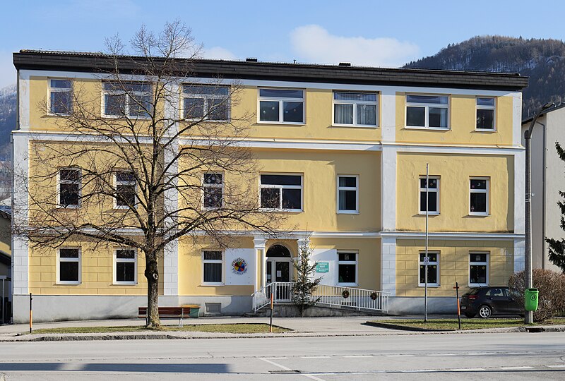 File:Foerderschule und oeffentlicher Hort in Micheldorf 1.jpg