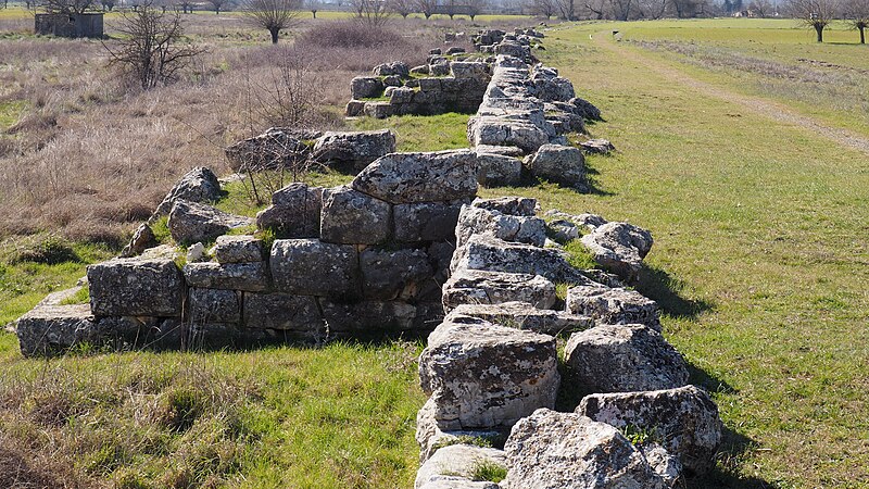 File:Fortifications of ancient Mantineia.jpg