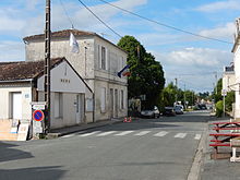 De straat van het gemeentehuis, met links het gemeentehuis.