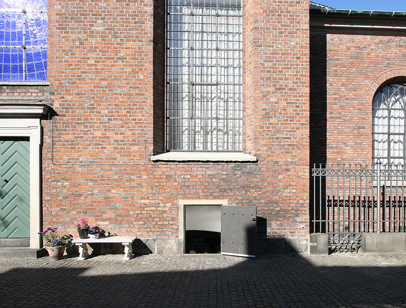 File:Garnisons Kirke Copenhagen crypt entrance.jpg