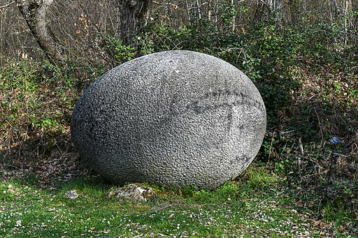 Herbert Distel, Pensamento, Uovo di granito ticinese, 22 tonnellate, 300 x 200 x 200 cm, 1968/70; Giardino di Daniel Spoerri, Seggiano