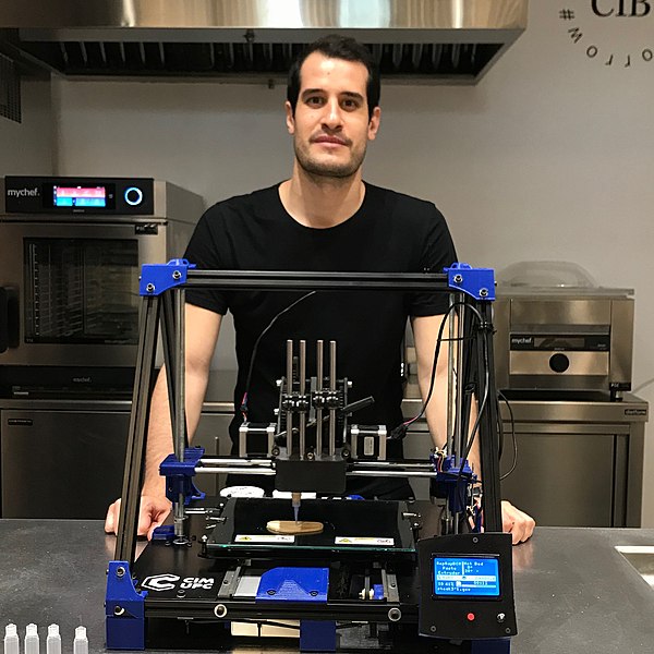 File:Giuseppe Scionti, with a prototype of his printer in 2019.jpg