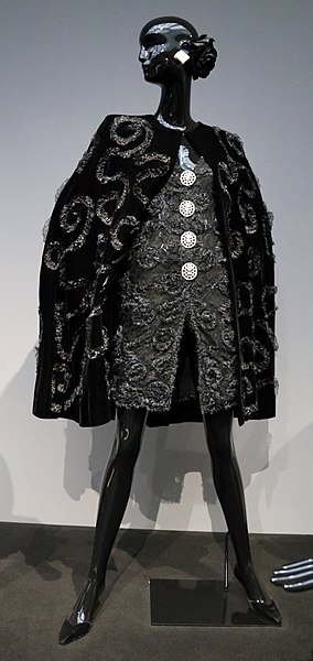 File:Givency, completo da cocktail, inverno 1989.jpg - Wikimedia Commons