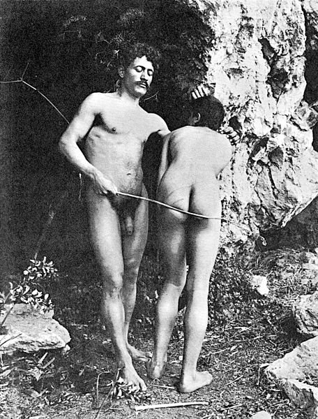 File:Gloeden, Wilhelm von (1856-1931) - n. 1661 - da - The boys of Taormina, p. 05 & Auch ich in Arkadien, p. 192.jpg