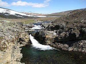 Cascada Govdajohka pe ruta Kalotti („Drumul Craniului”), la sud de Halti