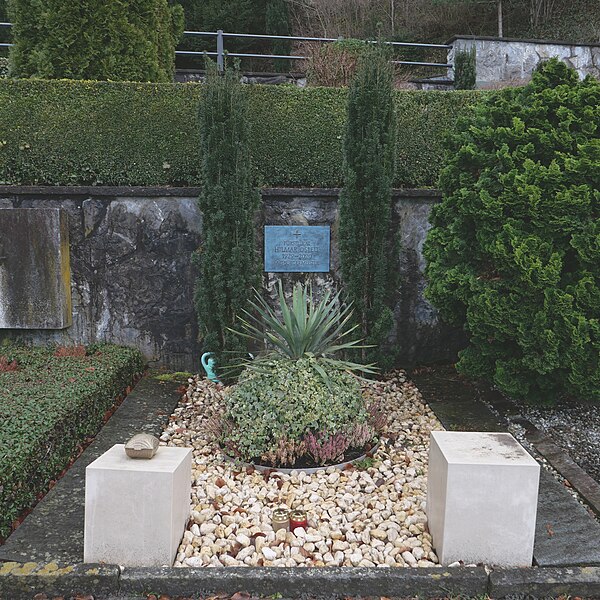 File:GraveHilmarOspelt-CemeteryOfVaduz RomanDeckert04012024.jpg