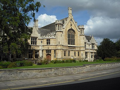 How to get to Oundle School with public transport- About the place