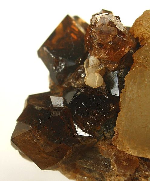 File:Grossular-Prehnite-sea43c.jpg