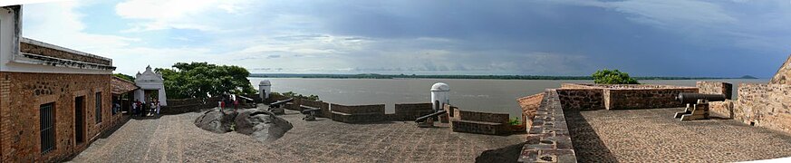 Fortaleza colonial en el río Orinoco, Venezuela