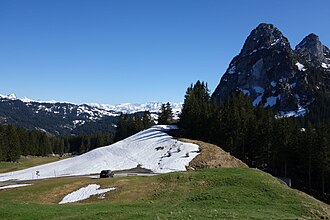 Die Passhöhe vor Haggenspitz und kleinem Mythen