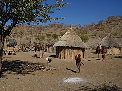 Opuwo yaxınlığındakı Himba kəndi