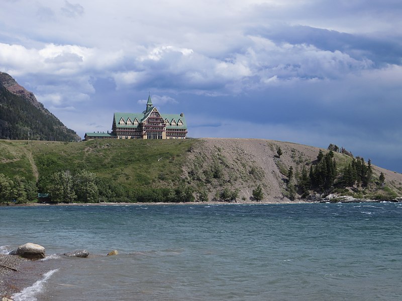 File:Hotel in Waterton Lakes National Park 2016.jpg