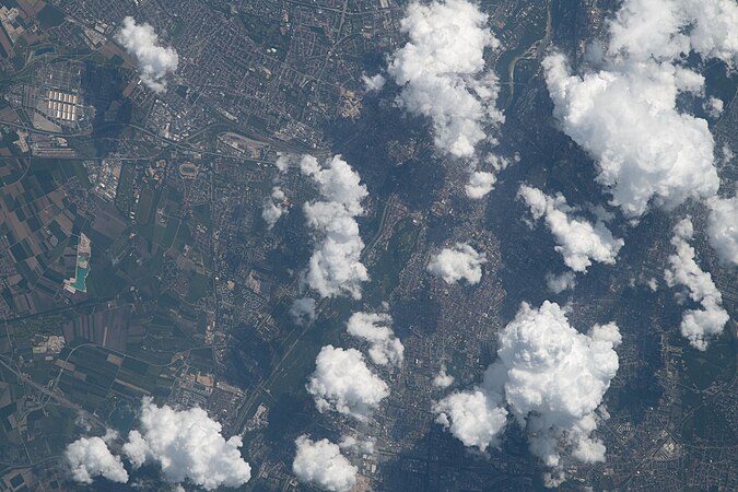 Gartenstadt Johanneskirchen und weitere Dörfer von entfernt oben (ISS), Daglfing und die Gegend am Feringasee im Osten von München mit Agrarlandwirtschaft und Kiesabbau-Baggerseen