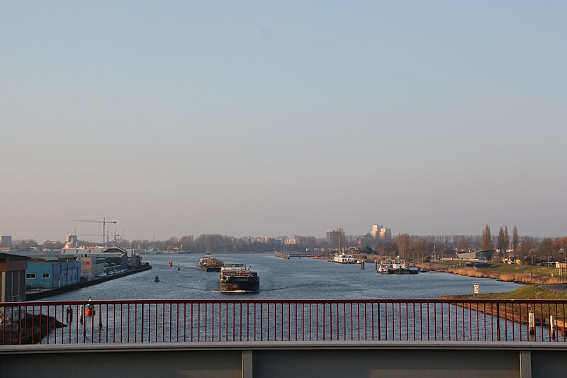 File:Ij near Zeeburg, Amsterdam (26276743555).jpg