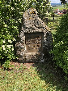 Das Kriegerehrenmal vor dem Friedhof