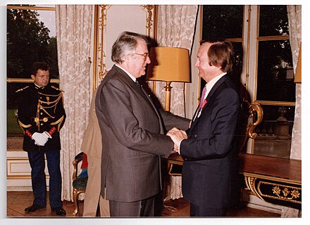 Jean Faucher est fait chevalier de la Légion d'honneur par Pierre Mauroy en 1983