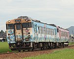 城端線を走る旧塗装の「忍者ハットリくん列車」（2009年8月12日）