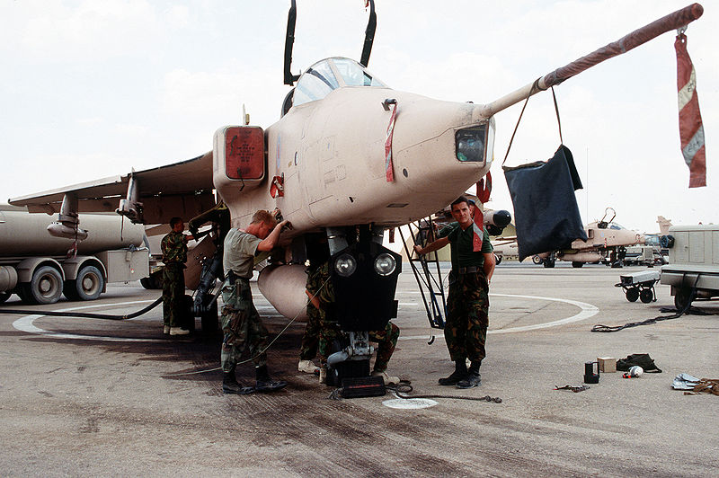 File:JaguarGR1 41Sqn refueling Gulf1991.jpeg