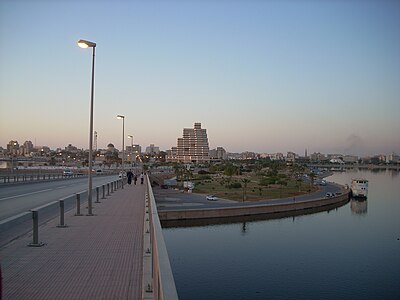 A ponte Jeliana com a baixa de Bengasi e o edifício Da'wah al-Islamiyah ao fundo