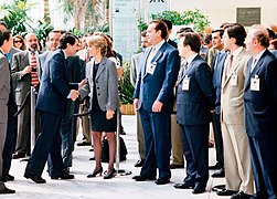 José María Aznar saluda a los máximos responsables de las televisiones en la inauguración del I Mercado Iberoamericano de la Industria Audiovisual. Pool Moncloa. 18 de junio de 1996.jpeg