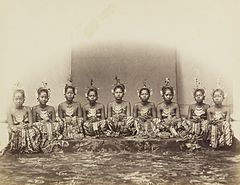 KITLV 408103 - Isidore van Kinsbergen - Dancers of the sultan in Jogjakarta - 1863-1868.jpg