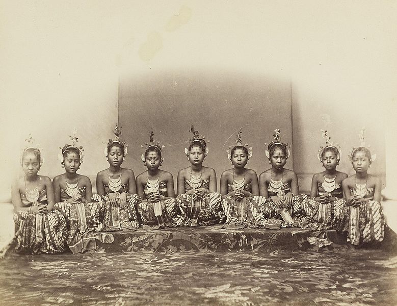 File:KITLV 408103 - Isidore van Kinsbergen - Dancers of the sultan in Jogjakarta - 1863-1868.jpg