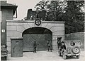 Dachaun keskitysleirin portti vuonna 1945