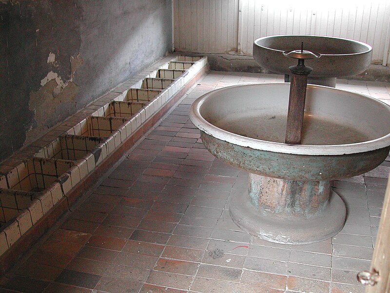 File:KZ Sachsenhausen bagni.jpg