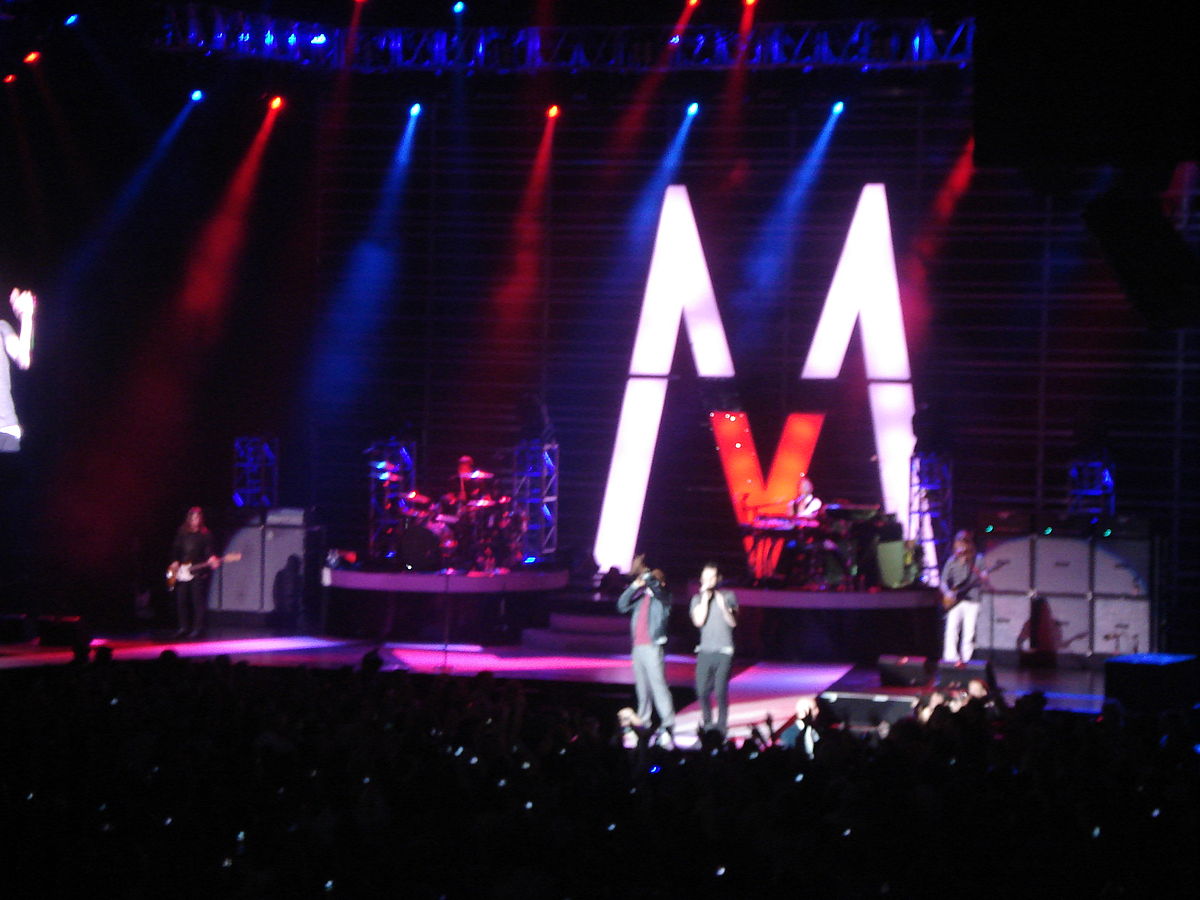 W performance. Maroon 5 2007 it won't. Maroon 5 "v".