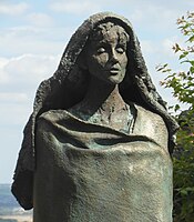 Karlheinz Oswald, Hildegard of Bingen, 1998, bronce, en fronte da Abadía de Eibingen