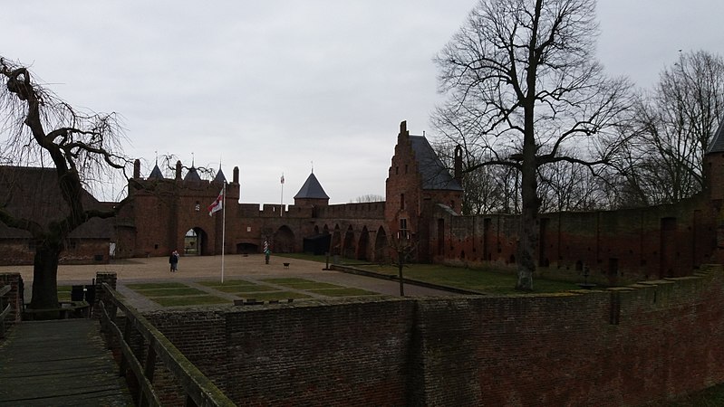 File:Kasteel Doornenburg 114519.jpg