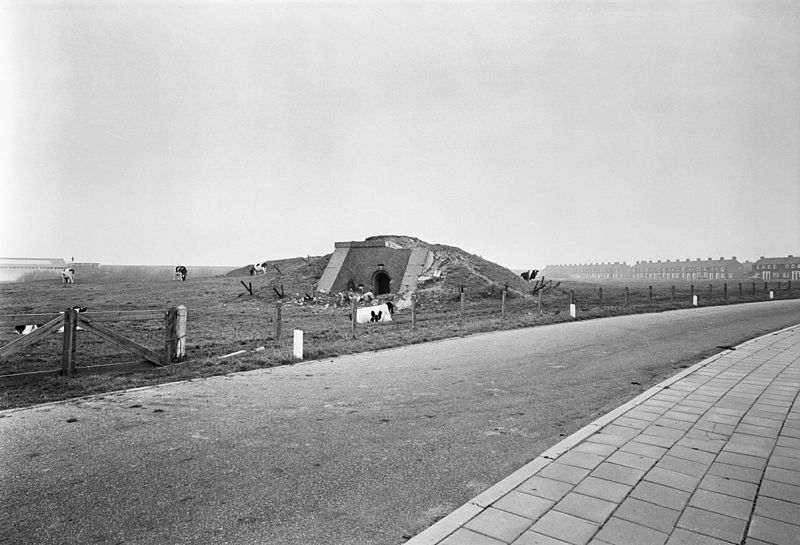 File:Kazemat op ravelijn tegenover Hoofdpoort - Den Helder - 20107417 - RCE.jpg