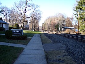 2009 image of the low-level platform next to the Grand Central-bound tracks Kensico Cemetery train station.jpg