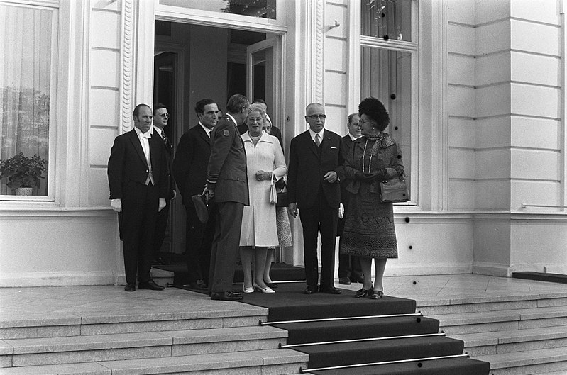 File:Koningin Juliana, prins Bernhard, president Heinemann ...