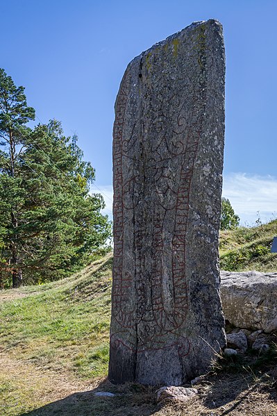 File:Kungshålet Runsten kjula-2.jpg