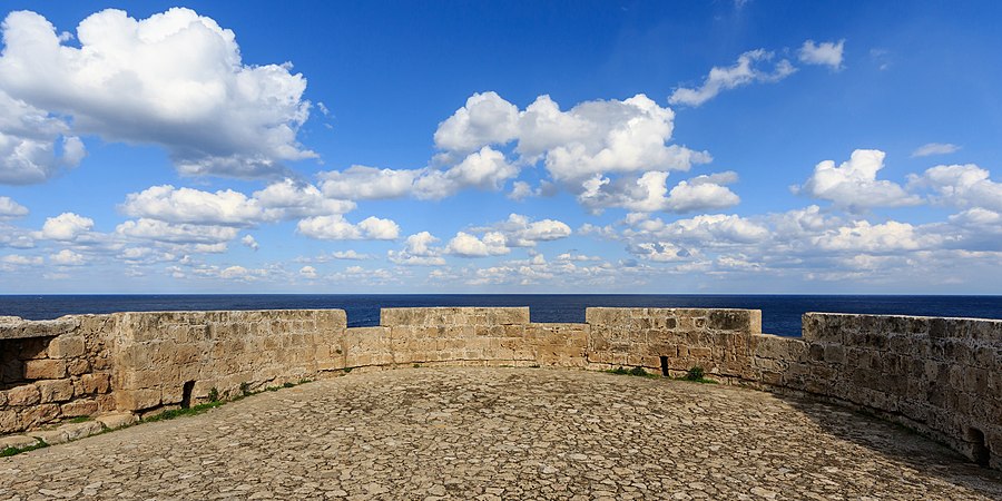 图为塞浦路斯凯里尼亚城堡（英语：Kyrenia_Castle）的雉堞。