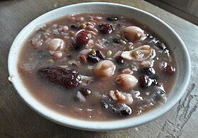 Mingau de ervilhas, grãos e frutas secas comidas durante a festa