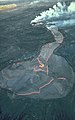 Lago di lava (Kilauea, Hawaii). La superficie del lago è ricoperta da una crosta parzialmente solidificata; dal lago si diparte un canale di lava che conduce a un tunnel di lava.