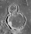 拉瓦锡环形山东面的卫星坑"拉瓦锡 C"(较大的和"拉瓦锡 T"(较小的)